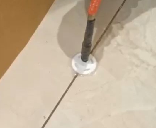 元氏瓷砖空鼓维修公司专业解答瓷砖在铺贴过程中，如果没有涂抹均匀到位的粘结材料（如水泥砂浆或瓷砖胶），可能会导致以下问题